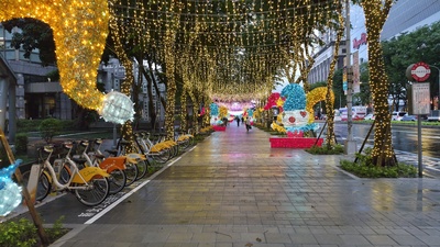 圖說： 新北市政府前廣場周邊人行環境改善工程提前於10月底完工，為新北歡樂耶誕城增添色彩。