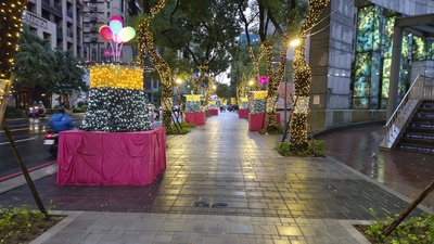 圖說： 新北市政府前廣場周邊人行環境改善工程提前於10月底完工，為新北歡樂耶誕城增添色彩