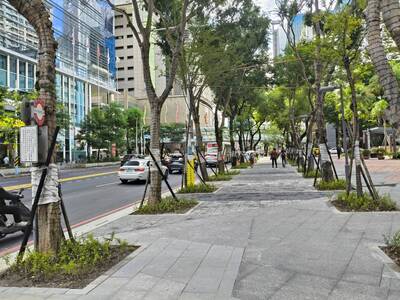 圖說： 養工處全面翻修市府前廣場周邊人行道鋪面、擴大樹穴，營造友善順暢的通行環境，圖為中山路一段施工後。