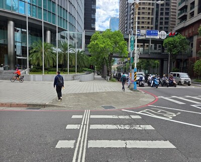 圖說： 養工處改善17處斜坡道，改採噴花地坪，兼具美觀及提高維護年限，圖為中山路一段與新站路交叉口斜坡道施工前。