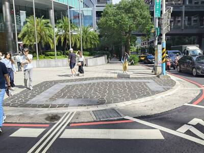 圖說： 養工處改善17處斜坡道，改採噴花地坪，兼具美觀及提高維護年限，圖為中山路一段與新站路交叉口斜坡道施工後。