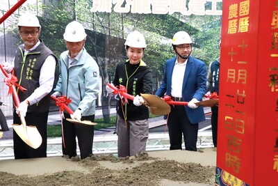 侯友宜市長(右一)及與會人員一同持金鏟動土，象徵工程開工並祈求工程順利。