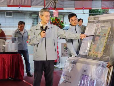 新工處長簡必琦(左一)說明瑞芳地政事務所暨衛生所聯合辦公廳舍工程的規劃。