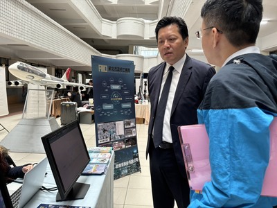 朱惕之副市長(左一)視察工務局攤位，了解市府推動智慧工程與永續發展的成果。