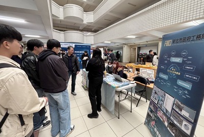 展覽現場吸引許多年輕學子及產業界人士詢問工務局研發3D-GIS圖臺等內容。