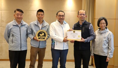 新北市第二行政大樓榮獲「2025亞太區智慧綠建築獎」設計類金獎，工務局長馮兆麟(左一)率領團隊獻獎給侯友宜市長(中)。