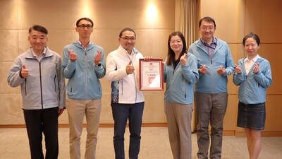 工務局長馮兆麟(左一)率領公寓大廈管理科同仁，將得獎殊榮獻給侯友宜市長(中)。