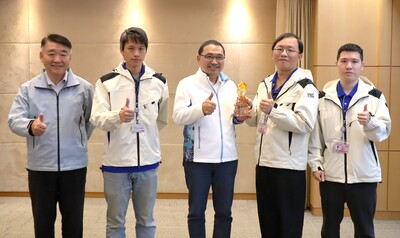 「113年度公共設施管線資料庫暨管理應用系統考評」，新北市蟬聯全國第一，工務局長馮兆麟(左一)與養工處同仁獻獎給侯友宜市長(中)。