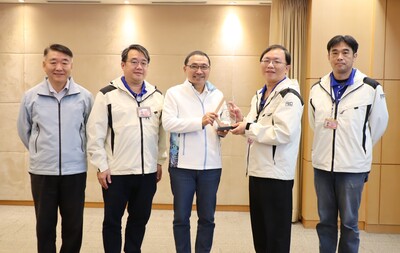 新北市在公路節60週年評選榮獲「卓越工程獎」第1名，侯友宜市長(中)接受獻獎並肯定市府同仁的努力。