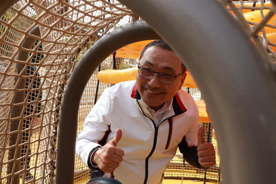 侯友宜市長親身體驗快樂公園的各項遊具設施。