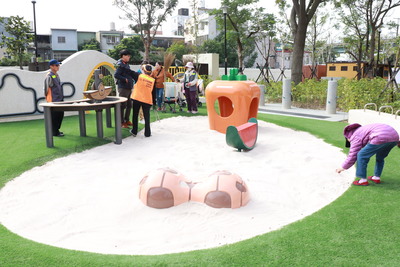 新莊區快樂公園融入全齡友善、共融共享的理念，打造多元遊憩空間，讓長者安心使用。