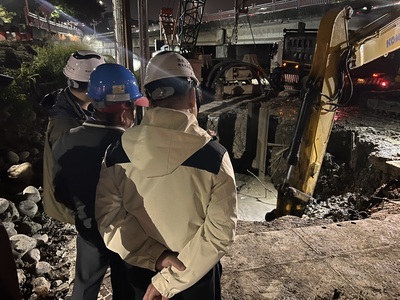 工務局長馮兆麟到場視察，了解搶修進度並督促廠商盡速恢復供水。