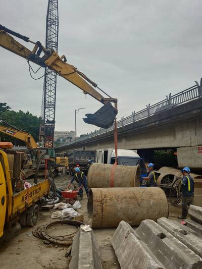 施工團隊進行置換管線作業。