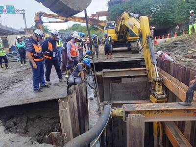 工務局長馮兆麟(左一)到場視察緊盯搶修進度。