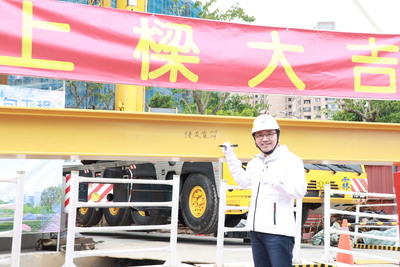 侯友宜市長在鋼梁上簽名，見證板橋第二運動中心達成階段性建設的里程碑。