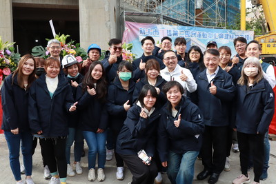 圖說 侯友宜市長(白外套者)與工務局長馮兆麟(第二排右二)、新工處施工團隊合照，感謝同仁的努力。