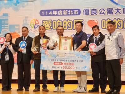 「114年度新北市優良公寓大廈評選」共有24個社區獲獎，侯友宜市長(右四)頒獎表揚。
