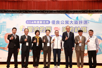 侯友宜市長(右四)與工務局長馮兆麟(右一)、評審委員一同出席頒獎典禮合照。