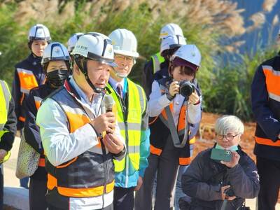 工務局長馮兆麟(持麥克風者)說明A3計畫道路新闢工程內容。
