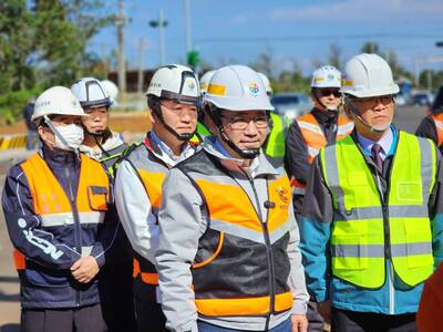 侯友宜市長(左三)偕同工務局長馮兆麟(左二)、國土署等人，視察並聽取A3計畫道路工程簡報。