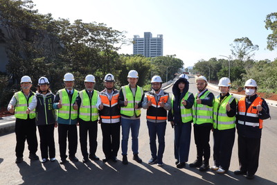 侯友宜市長(右五)視察A3計畫道路工程，與民代、施工團隊合影。