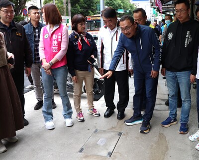 蘆洲區民族路人行道改善後，寬度達到1.5公尺，侯友宜市長(右二)親自走訪感受友善的道路空間。