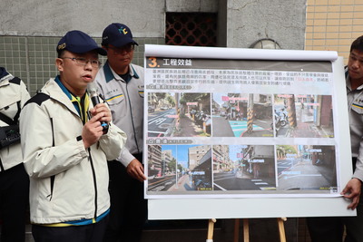養工處長鄭立輝簡報說明蘆洲區民族路人行道改善內容。