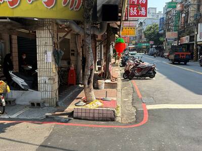 蘆洲區民族路人行道鋪面破損、路樹及私設坡道阻礙通行，養工處移除拓寬後，人行道變得平整寬敞。圖為施工前照片。