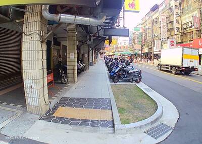 蘆洲區民族路人行道鋪面破損、路樹及私設坡道阻礙通行，養工處移除拓寬後，人行道變得平整寬敞。圖為施工後照片。