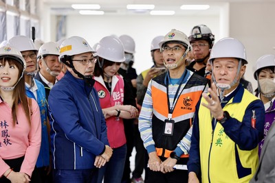 侯友宜市長(右三)視察三重玫瑰停車場，工務局副局長蘇志民(右二)等人陪同到場檢視工程進度。