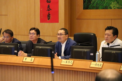 侯友宜市長(右二)聽取簡報後表示，市府在115年度大幅提高基礎設施維護與更新預算，做到「好用、耐用、安心用」。