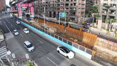 淡北道路進行高架橋鋼構吊裝作業，1月8日起夜間封閉淡金路與中正東路交叉口至坪頂路口（往台北方向）部分路段。