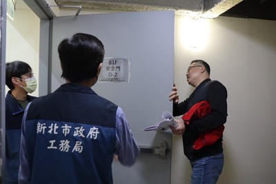 工務局稽查轄內大型商場與百貨公司共64間場所安全門、防火避難設施等，總計發現4間賣場4處缺失，共開罰36萬元。