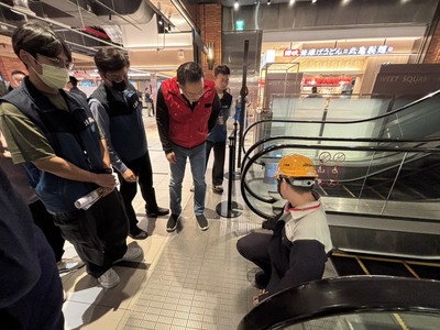 新北市政府啟動年前大型百貨賣場公共安全聯合稽查，檢查手扶梯、緊急進口、避難層出入口等項目。