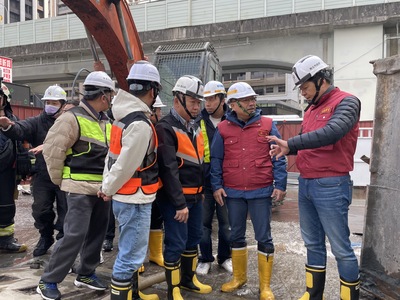 侯友市長(右二)、朱惕之副市長(右一)及工務局長馮兆麟(右三)等人前往現場，關心搶修進度。