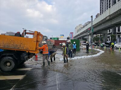 新莊區思源路跨越新北大道人行天橋新建工程進行基樁作業時，廠商誤挖自來水管線，市府團隊全力搶修。