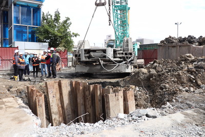 新莊區思源路與新北大道工程不慎挖破地下自來水管，市府團隊徹夜搶修，提前於今日中午完成修復更換新管作業。