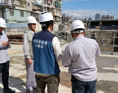 新北市政府啟動建築工地安全防護專案，發現施工圍籬未牢固、排水堵塞等缺失，已當場要求改善完成。