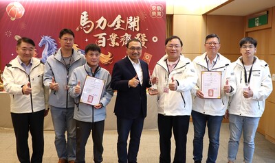 圖說： 養工處新北高中通學廊道改善工程、新工處林口吉祥公園闢建分別獲得114年工程永續與環境美學獎「美學與景觀類」優等及佳作殊榮，工務局長馮兆麟(左一)與同仁獻獎給侯友宜市長(中)。