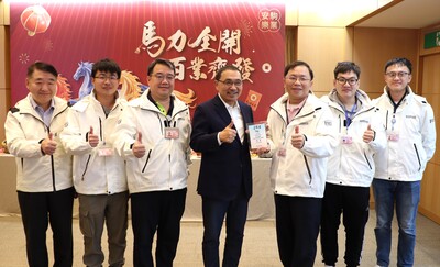 圖說： 新北市政府榮獲交通部公路局114年度金路獎「縣市政府路況維護」績優肯定，工務局長馮兆麟(左一)在市政會議中向市長侯友宜(中)獻獎，將卓越成果獻給市府。