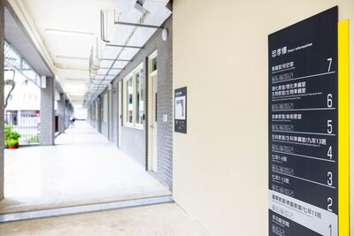 新北市汐止區秀峰高中校舍整建工程，第一階段新忠孝樓改建完工啟用，2月23日開學日起，7到9年級學生搬遷至新教室展開學習生活。