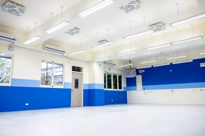 秀峰高中新校舍提供39間教室、12間專科教室及行政空間，提供師生更安全、優質的教學環境。