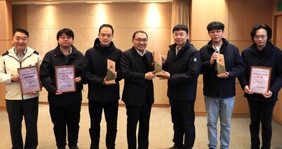 新北市政府工務局一舉拿下6座公共工程金質獎，工務局長馮兆麟(左1)率領新工處副處長黃子毓(左5)，於今日市政會議中獻獎予侯友宜市長(左4)，共享榮耀。