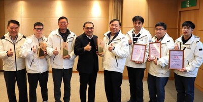 工務局長馮兆麟(左1)、養工處長鄭立輝(左5)及獲獎團隊，將金質獎中的「特別貢獻獎」於今日市政會議中獻給侯友宜市長(左4)。