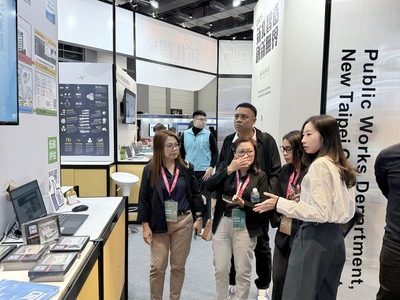 新北市政府以「智慧新北×驅動未來」為主題應邀參加2026智慧城市展暨淨零城市展，規劃建築執照AI輔助審查、AI智慧分選廠打造永續城市等八個展區，呈現新北智慧應用成果。圖為去年展覽吸引眾多外賓參觀的盛況。