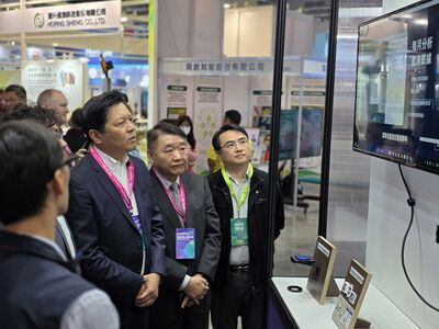 2026智慧城市展暨淨零城市展登場，朱惕之副市長（左一）在工務局長馮兆麟（左二）、工務局總工程司楊至中（左三）陪同下，逐一參觀新北市8大智慧治理成果。