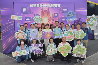 新北市政府2項AI應用獲得創新應用獎，市府副秘書長龔雅雯（中）與得獎團隊開心合照。