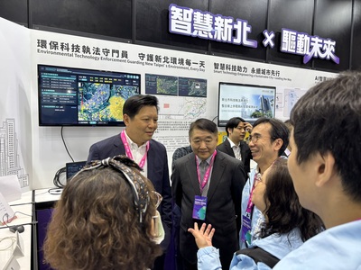 朱惕之副市長（左一）與工務局長馮兆麟（左二）參觀2026智慧城市展暨淨零城市展，了解新北市AI應用的成果。