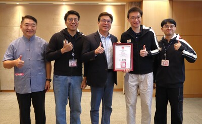 新北市政府局榮獲114年度「建築物施工管理業務考核特優」，工務局長馮兆麟(左一)率領施工科團隊，在市政會議獻獎與市府分享得獎喜悅與榮耀。