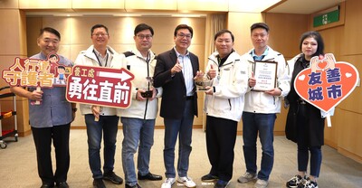 新北市政府在「114年度市區道路養護暨人行環境無障礙考評」囊括多項大獎，包含人行環境考評六都第一、汐止區大同路二段獲評為年度最佳縣市，工務局長馮兆麟(左一)偕同養工處長鄭立輝(左五)及團隊，與副市長劉和然(左四)分享榮耀。